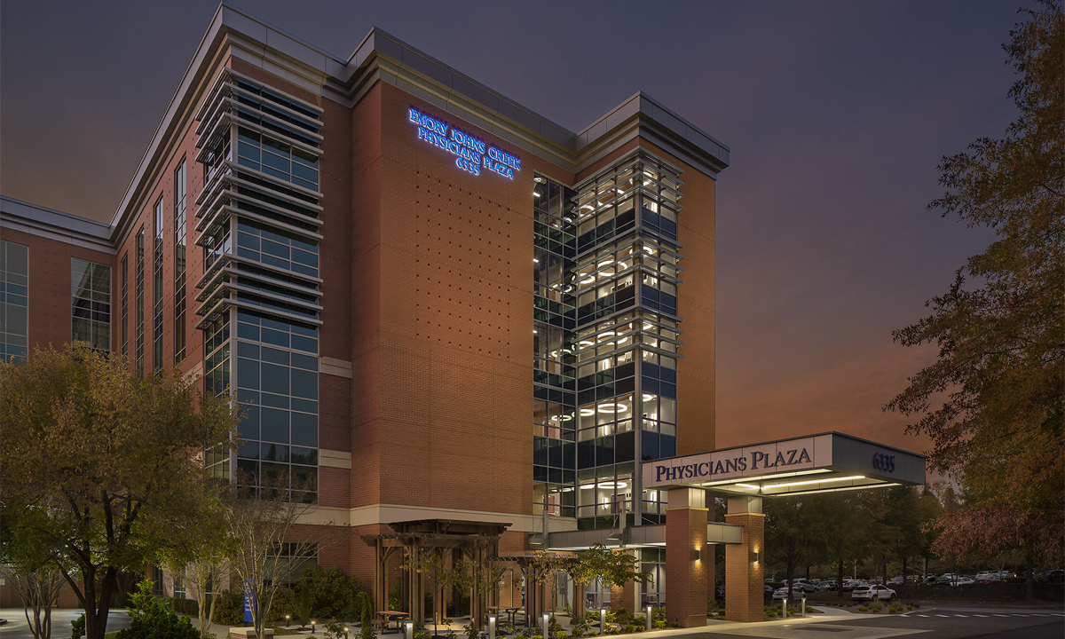 The campus’ medical office building was renovated with three additional floors and a dedicated outpatient entrance. The curtainwall-clad elevator lobby allowed patients to have direct visibility of the parking garage for better wayfinding.